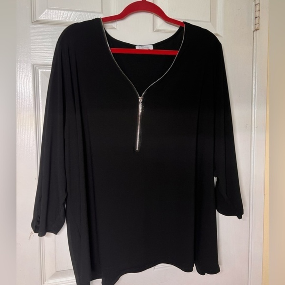 89th & Maddison black zip top